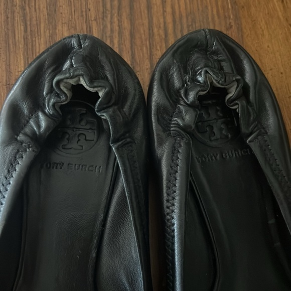 Tory Burch Black Gold Medallion Ballet Flats Size 7 - Picture 3 of 6